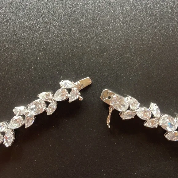 Amazing women’s cubic zirconia necklace perfect for the bride. 16-1/2” - Picture 5 of 9